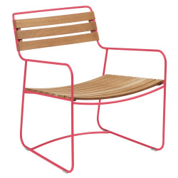 Metall Sessel Surprising mit Holzlattung aus Teak von Fermob und Gestell in Rosalie