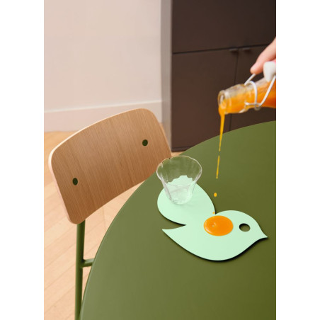 Stuhl Studie aus Alu und Eiche von Fermob wohndesign berlin Farbe Pesto am Soo