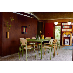 Stuhl Studie aus Alu und Eiche von Fermob wohndesign berlin Farbe Pesto am Tisch