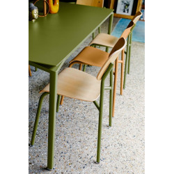 Stuhl Studie aus Alu und Eiche von Fermob wohndesign berlin Farbe Pesto am Calvi