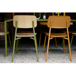 Stuhl Studie aus Alu und Eiche von Fermob wohndesign berlin Farbe Pesto von hinten