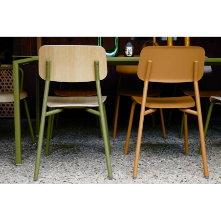 Stuhl Studie aus Alu und Eiche von Fermob wohndesign berlin Farbe Pesto von hinten