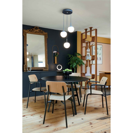 Stuhl Studie aus Alu und Eiche von Fermob wohndesign berlin Farbe Tonka am Tisch