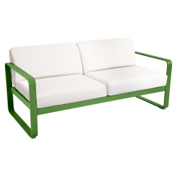 Sofa Bellevie von Fermob mit Stoff in Weißgrau und Gestell in frisches Grün