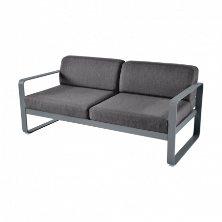 Sofa Bellevie von Fermob mit Stoff in Graphitgrau und Gestell in Gewittergrau