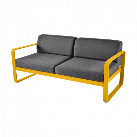 Sofa Bellevie von Fermob mit Stoff in Graphitgrau und Gestell in Honig