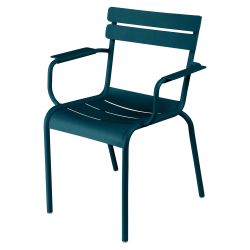 Stapelbarer Stuhl mit Armlehne Luxembourg aus Aluminium von Fermob in Acapulcoblau