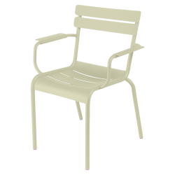 Stapelbarer Stuhl mit Armlehne Luxembourg aus Aluminium von Fermob in Lindgrün