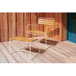Metall Sessel Surprising mit Holzlattung aus Teak von Fermob im Außenbereich