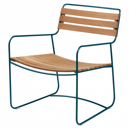 Metall Sessel Surprising mit Holzlattung aus Teak von Fermob und Gestell in Acapulcoblau
