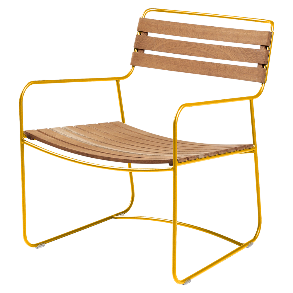 Metall Sessel Surprising mit Holzlattung aus Teak von Fermob und Gestell in Honig