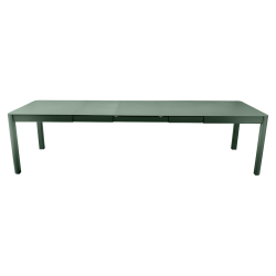 Ausziehbarer Tisch Ribambelle von Fermob von 149cm auf 299cm erweiterbar in Zederngrün