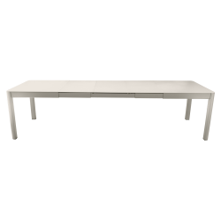 Ausziehbarer Tisch Ribambelle von Fermob von 149cm auf 299cm erweiterbar in Lehmgrau