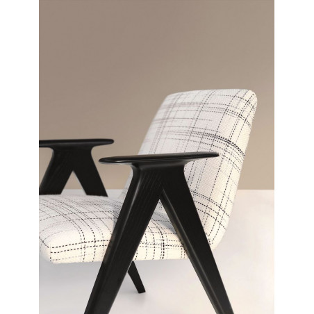 Nahaufnahme der Armlehne in schwarz des Sessel Libera von Stua