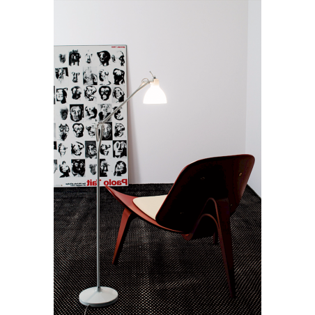 Leuchte Luxy von Rotaliana mit verstellbarem Arm in komplett weiß im Innenbereich