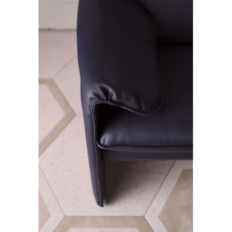 Nahaufnahme der Armlehne des Sofas Bora Bora von Leolux