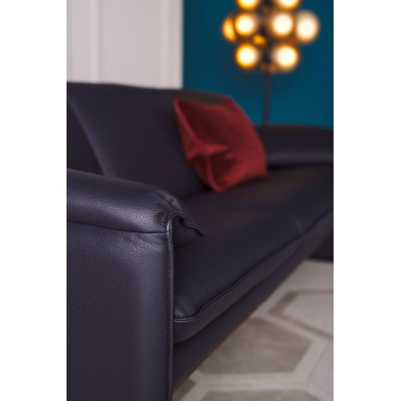 seitliche Aufnahme des Sofas Bora Bora von Leolux, mit rotem Kissen