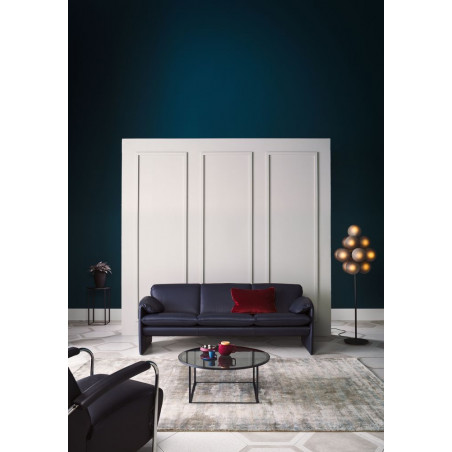 Sofa Bora Bora von Leolux in blau vor weißem Schrank