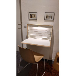 Schreibtisch Flatmate mit eingeschalteter Beleuchtung in der Ausstellung