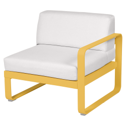Sessel Bellevie von Fermob mit einer Armlehne und Stoff in Grauweiß mit Gestell in Honig