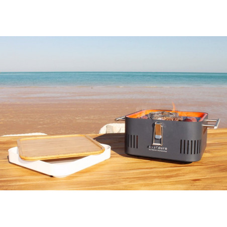 Ansicht des Cube Grill von Everdure by Heston Blumenthal im Außenbereich