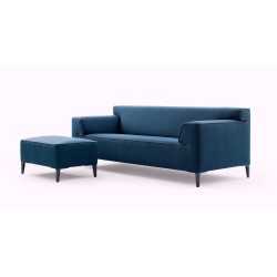 Sofa Edit von Pode in blau mit Hocker in Frontansicht