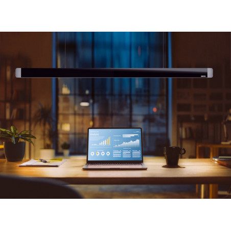 Esstischleuchte Onyxx Linea Pro von Grimmeisen über einem Arbeitsplatz im Innenbereich