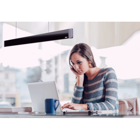 Arbeitssituation mit der Esstischleuchte Onyxx Linea Pro von Grimmeisen