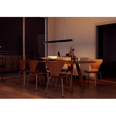 Beispiel für die unterschiedlichen Lichttemperaturen der Esstischleuchte Onyxx Linea Pro von Grimmeisen in schwarz