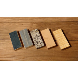 Verfügbare Holzoptionen des AERA Tisch Linea in der Ausstellung