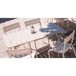 Wetterfester Tisch Luxembourg mit wetterfesten Stühlen Luxembourg aus Aluminium von Fermob in Lehmgrau im Außenbereich