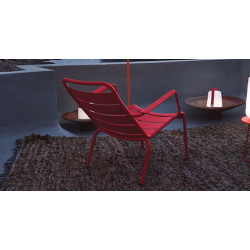 Wetterfester tiefer Sessel Luxembourg aus Aluminium von Fermob in Chili im Außenbereich