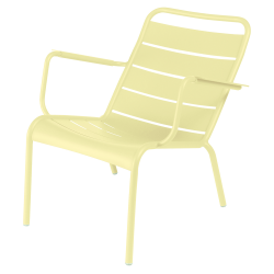 Wetterfester tiefer Sessel Luxembourg aus Aluminium von Fermob in Zitronensorbet