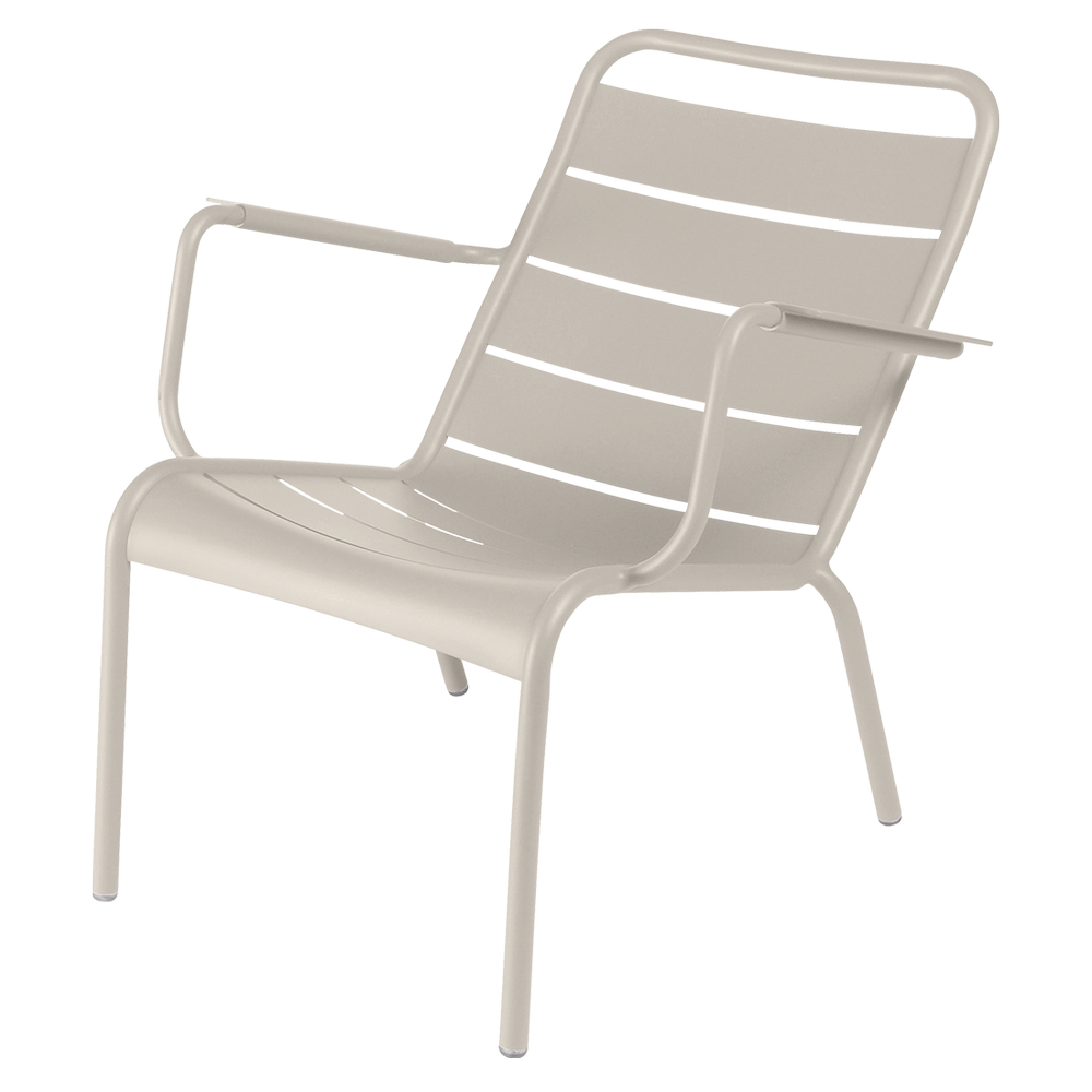 Wetterfester tiefer Sessel Luxembourg aus Aluminium von Fermob in Lehmgrau