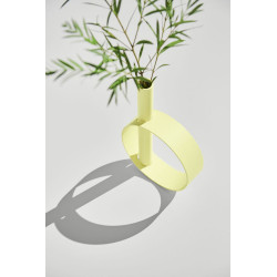 kleine Vase Ios von Fermob in Farbe Zitronensorbet mit Zweigen auf Tisch in Lehmgrau