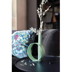 kleine Vase Ios von Fermob in Farbe Opalgrün vor Sofa mit Kissen Treffle