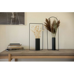 Vase Itac von Fermob in Farbe anthrazit  mit blumen rechteckig und zylindrisch auf Holztisch