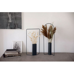 Vase Itac von Fermob in Farbe anthrazit  mit blumen rechteckig und zylindrisch auf Holztisch