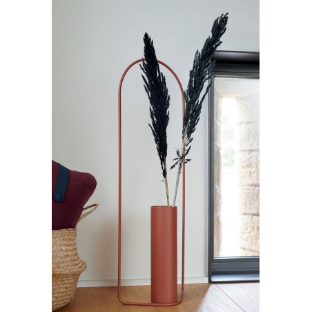 Vase Itac von Fermob in Farbe ocker mit blumen zylindrisch neben fenster