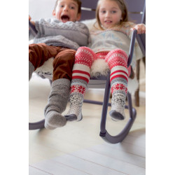 2 Kinder auf wetterfestem Schaukelstuhl Luxembourg von Fermob im Innenbereich