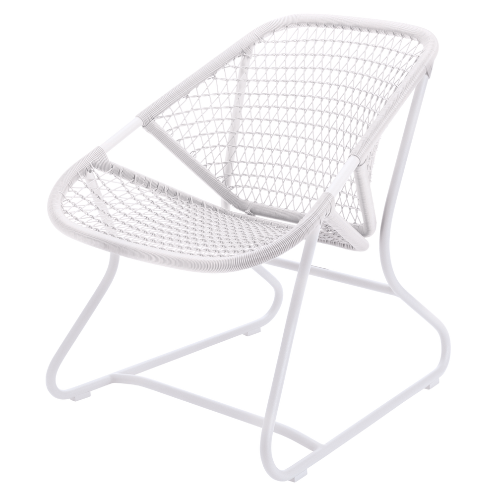 Leichter Sessel Sixties mit wetterfestem Geflecht von Fermob in Baumwollweiß