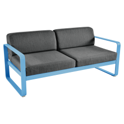 Sofa Bellevie von Fermob mit Stoff in Graphitgrau und Gestell in Maya