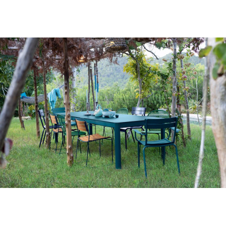 Ausziehbarer Tisch Ribambelle von Fermob im Außenbereich mit Stuhl Luxembourg von Fermob